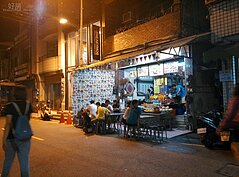 水果店附近還有幾間特色小店，包括咖啡廳、霜淇淋，如果胃還有剩千萬別錯過~（圖文／好房News記者蘇彥菱）