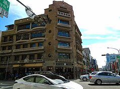 重新開幕的林百貨，每逢假日總是湧入許多觀光客。（圖文／好房News記者蘇彥菱）