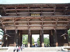 東大寺又名大華嚴寺，是日本臨濟宗的本山，這裡是進入東大寺的南大門。日本木工的精湛手藝由此就可看出。