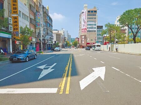 
高雄市鹽埕區鄰近捷運鹽埕埔站的大仁路段，近日遭民眾在網路上質疑「左轉附加車道畫反了？」對此高雄市交通局強調「非標線錯誤」，是利用車道縮減方式銜接前後路幅較窄路段。（任義宇攝）
