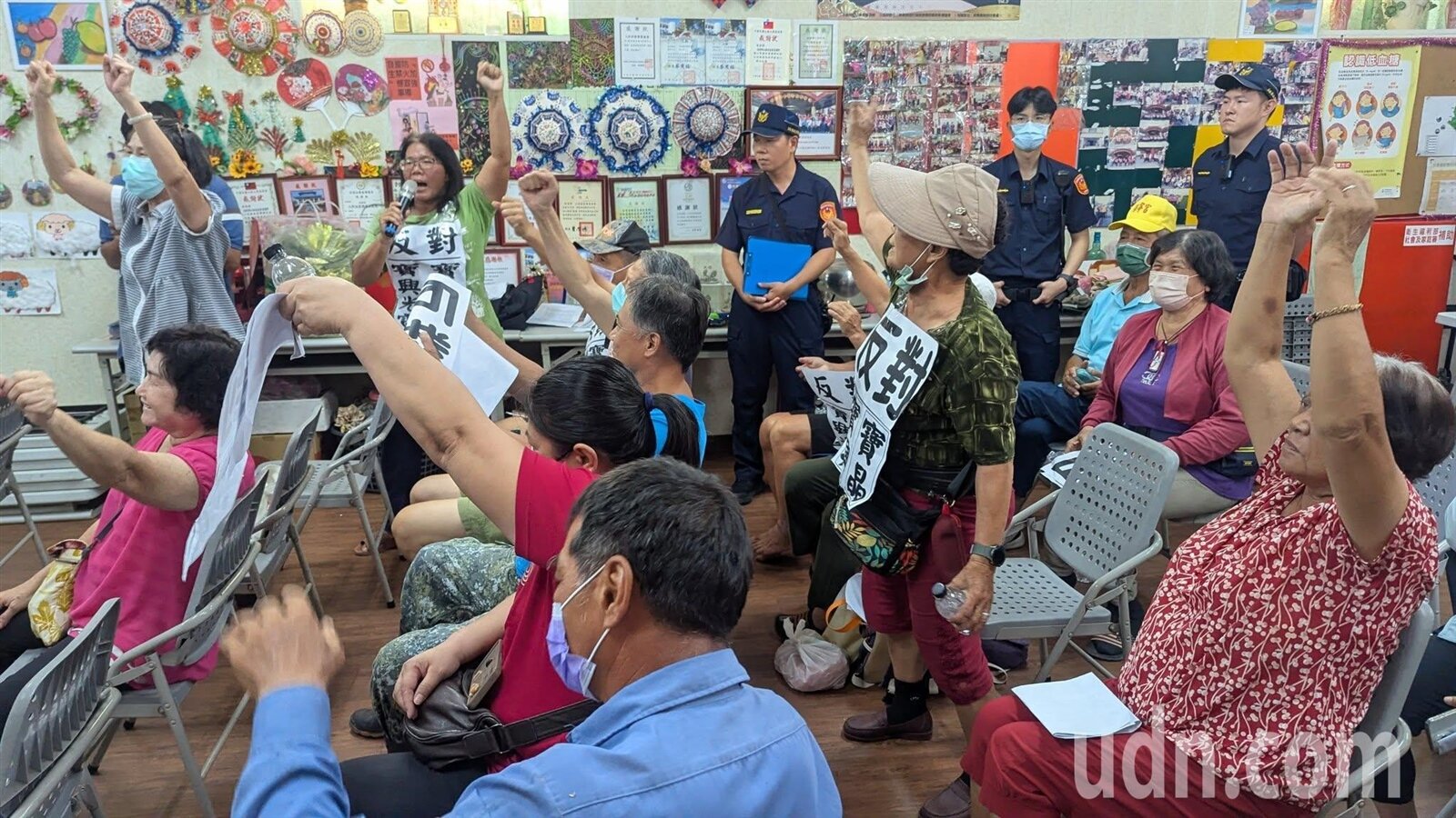 寶興能源公司將在屏東枋寮鄉進行第6期太陽光電系統工程,今日在人和村舉辦說明會,現場罵聲連連。記者潘奕言/攝影