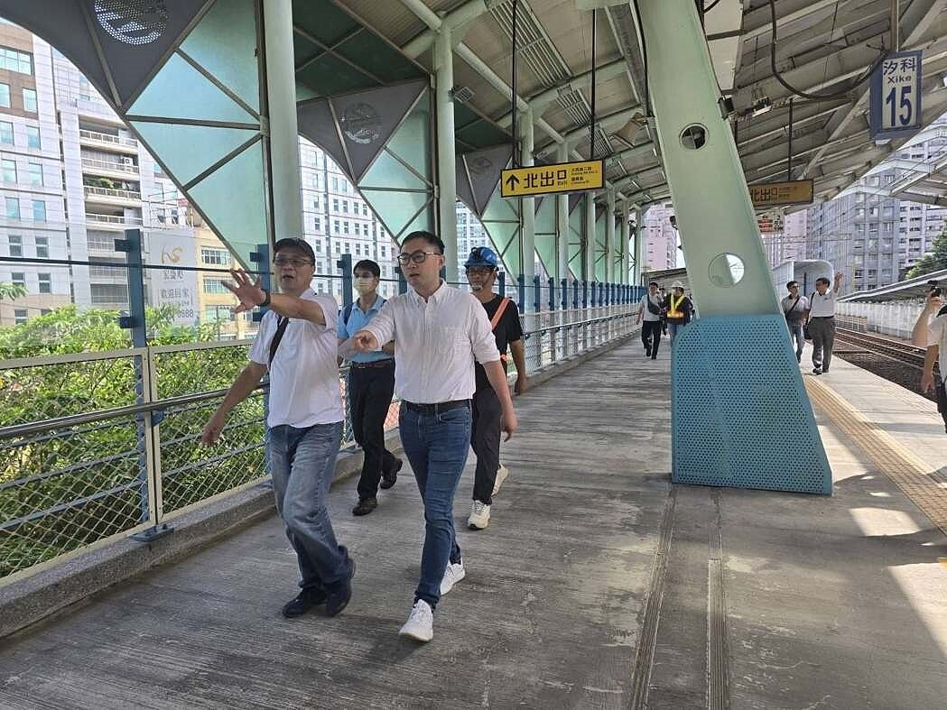 新北市立委廖先翔(前右)邀鐵道局、台鐵人員前往汐科站,勘查月台中段出口工程進度。圖/廖先翔提供