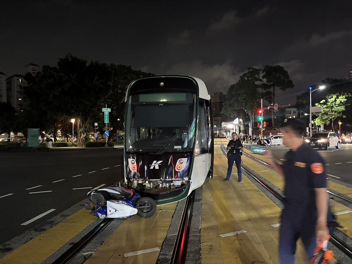 高雄輕軌列車16日晚間與機車騎士發生車禍。圖/聯合報記者林保光翻攝