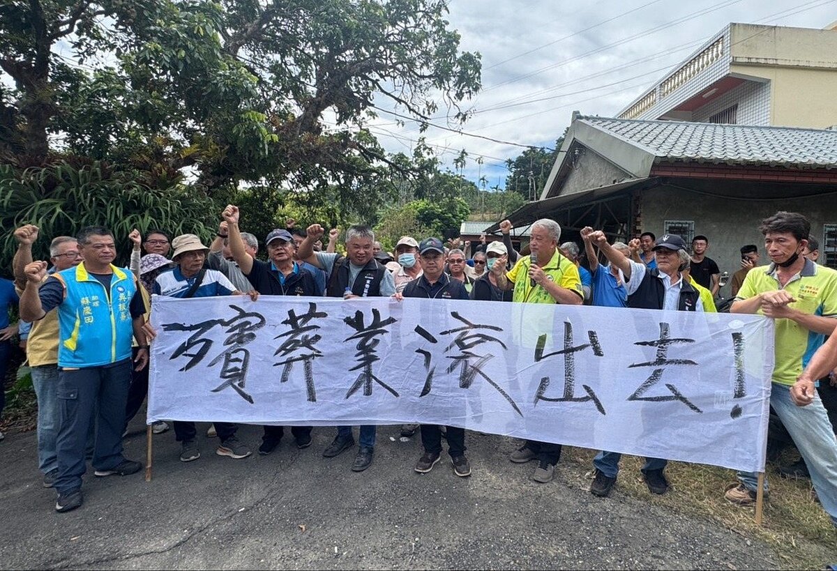 有業者計畫在台中市東勢泰興里石嵙巷設寵物生命紀念園區,居民說園區距民宅太近,恐有汙染,昨聚集抗議。圖/聯合報記者游振昇攝影