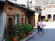 在老街附近依舊可看到早年先民興建的紅磚厝，至今還有人居住。
