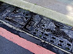 深坑老街在日據時代已經有下水道設施，現在依舊正常使用中。新北市政府復舊深坑老街時，特別設計符合當地意象的水溝蓋。