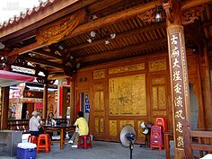 重新興建完成的廟口戲臺，成為當地人休閒話家常的休憩區。