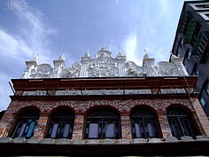 到深坑老街遊玩，也不妨抬頭看看，比較一下哪間商號當年是財力雄厚，可以擁有三層樓房，且還有華麗的裝飾。