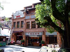 大樹下豆腐遠近馳名，豆腐料理是這間店的拿手好菜。