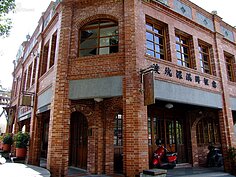 景美溪早年並未如此淤積，由大稻埕可行船逆流而上至深坑。目前在中正橋頭還留有當年渡口遺跡。