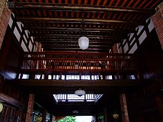 部分店家與住宅，屋與屋之間利用木走廊相通。目前並未開放遊客可上去參觀眺望風景。