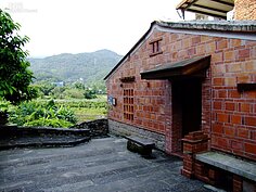 深坑多雨潮溼，先人利用紅磚圍砌乘古代量米「斗」的空間，內置土磚稱之為「斗仔砌」，可防止雨水滲漏，整體較土牆還要堅實。