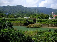 隔著景美溪，要通往兩岸早年透過吊橋通行。但是新的中正橋興建完成後，吊橋逐漸乏人問津，如今只剩下重新整理後的部份遺跡。