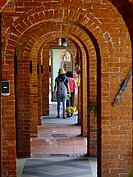 日據時代深坑老街重新規劃，不僅街路平坦且有新式的下水道，最吸引人注意的就是拱門形狀的亭仔腳，也就是現在的騎樓。