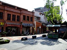 紅磚厝在現代的眼光來看並非昂貴，但是在百多年前卻是有錢人財力的象徵。