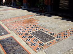 許多人到深坑老街都專注的看著左右房舍，不妨低頭看看，可看到復舊早年建築藝術的路面。