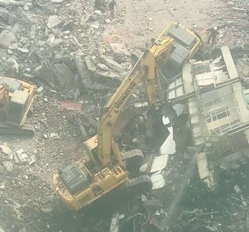 有挖土機進行建築物拆除工程時不慎下滑。圖:截自Threads-chloe_20120120