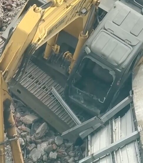 擋風玻璃破裂,所幸駕駛並無大礙。圖:截自Threads-chloe_20120120