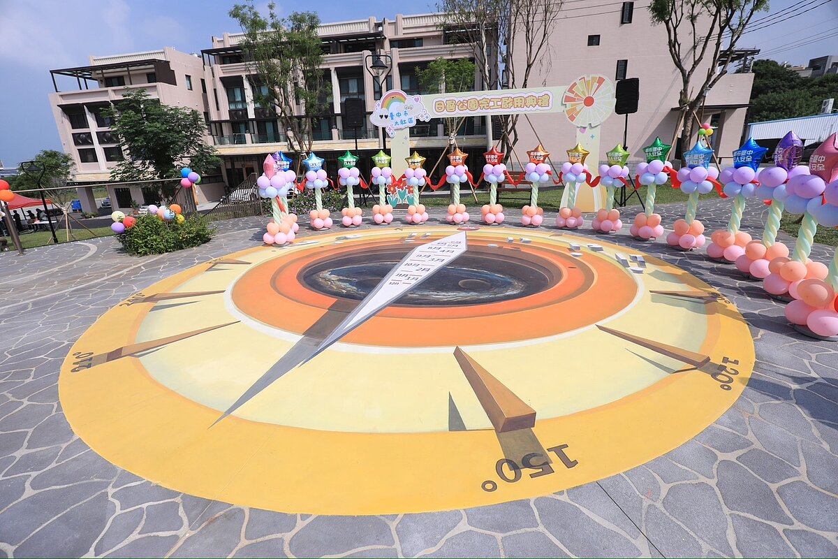 大肚區「日晷公園」日前完工,以全國首創「互動式3D彩繪日晷」意象,融合教育體驗、多功能遊戲及休憩空間,成為全齡共融的新亮點。圖/台中市建設局提供