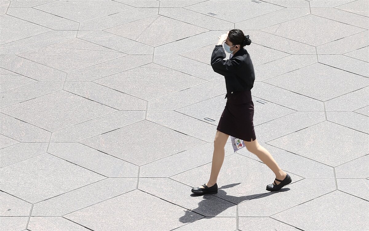 各地高溫炎熱，中央氣象署發布高溫資訊。本報資料照片 