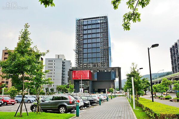 於捷運劍南站旁的長虹新時代廣場，前有大片停車場空間。（好房News記者 陳韋帆／攝影）