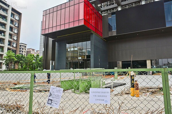 於捷運劍南站旁的長虹新時代廣場工地現場,貼有路損告示。(好房News記者 陳韋帆/攝影)