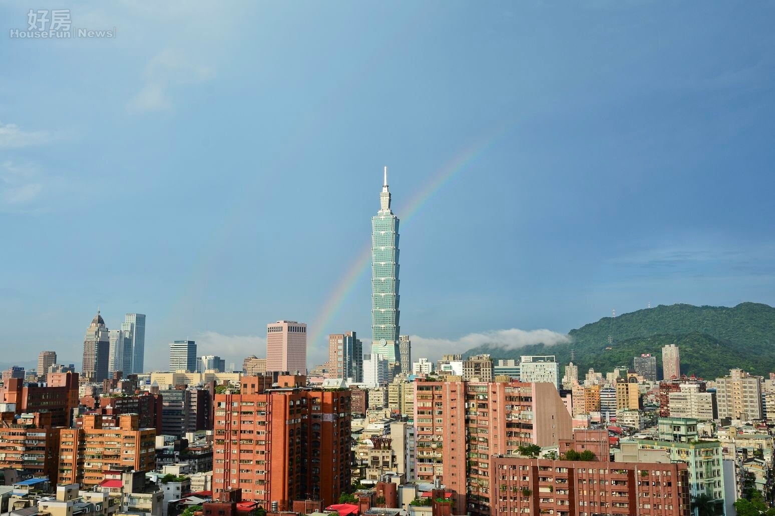 午後雷陣雨過後，台北出現一道雙彩虹射穿101大樓。（好房News記者 陳韋帆／攝影）