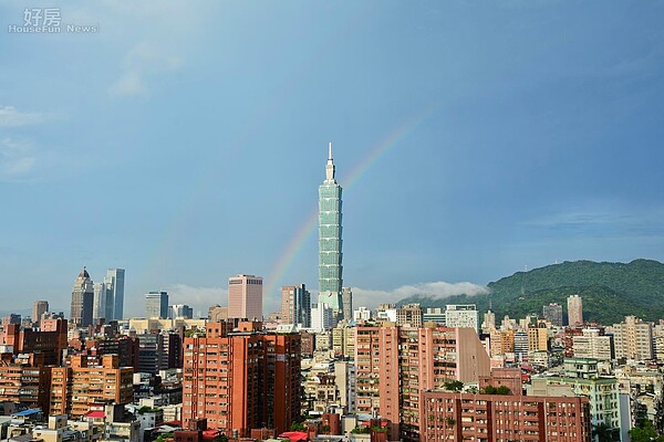 午後雷陣雨過後，台北出現一道雙彩虹射穿101大樓。（好房News記者 陳韋帆／攝影）