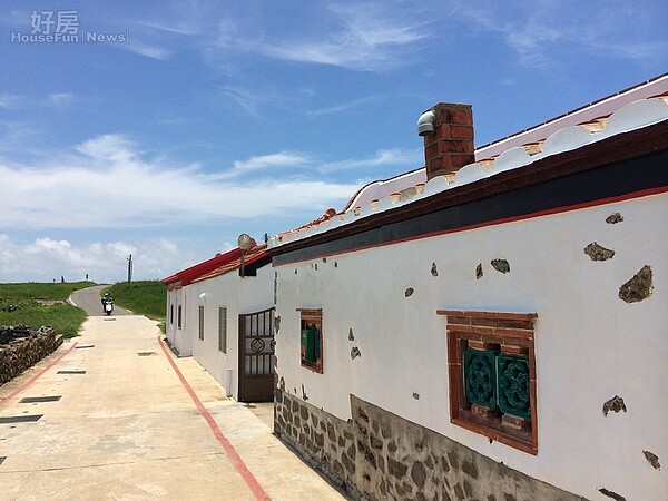 澎湖不僅保護自然景觀,也同時將歷史文化保存完整,漫步在二崁古厝老街上,有吃有喝還可以欣賞澎湖老屋獨有的景觀。(圖/吳光中)