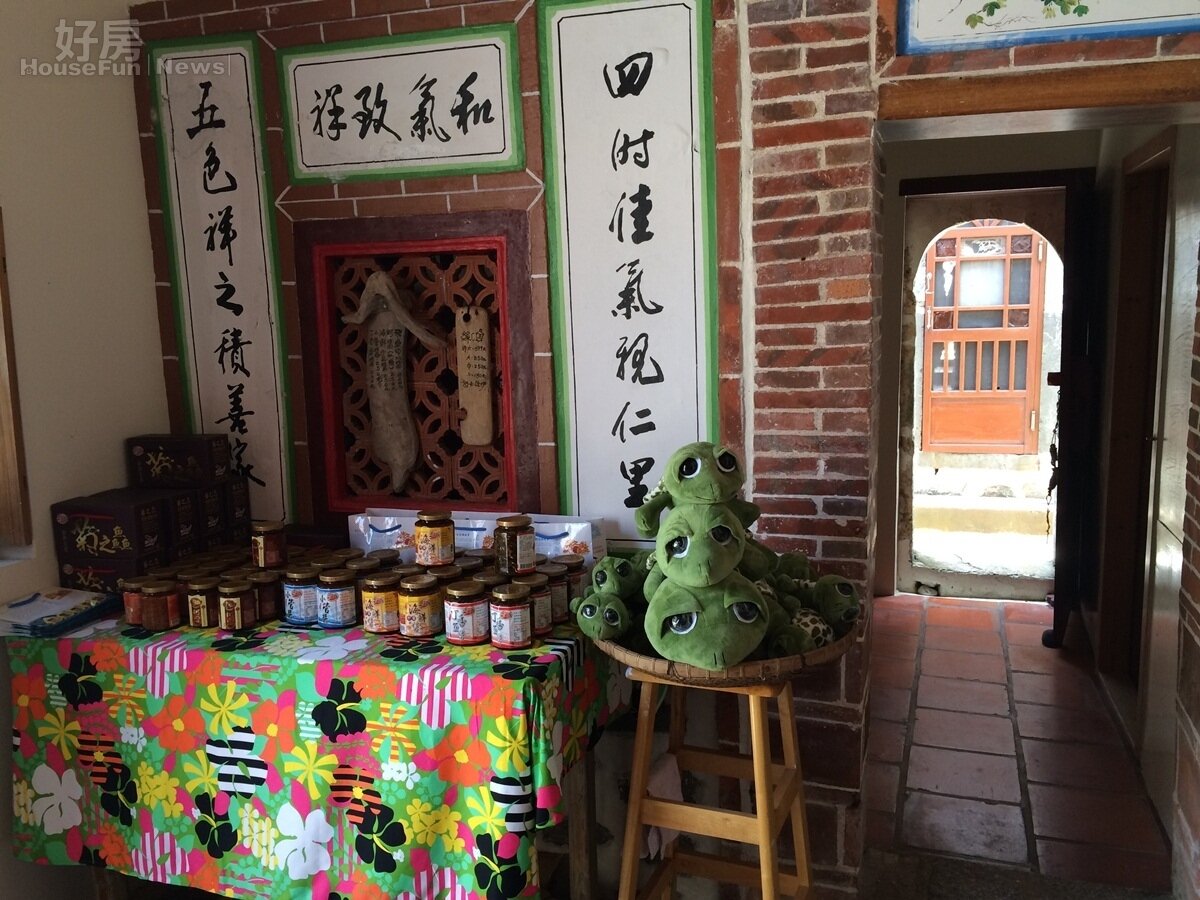 澎湖不僅保護自然景觀，也同時將歷史文化保存完整，漫步在二崁古厝老街上，有吃有喝還可以欣賞澎湖老屋獨有的景觀。(圖／吳光中)