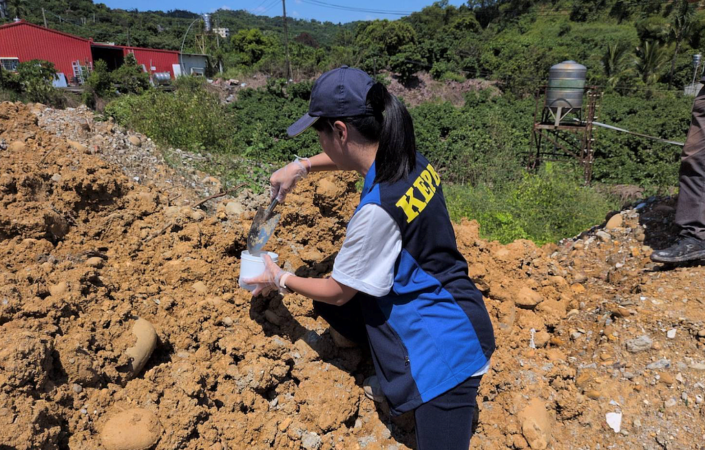 高雄市大樹區田寮段農地,經查2位地主非法堆置營建混合物。圖/取自高雄市政府網站