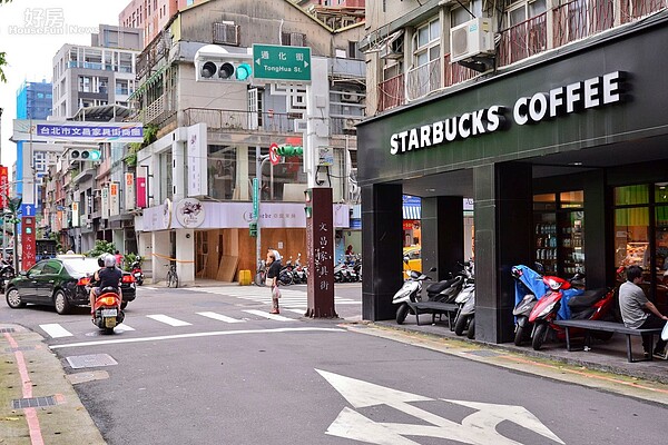 文昌路與通化街交接口的星巴克望向傢俱街街景。（好房News記者 陳韋帆／攝影）