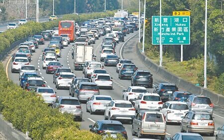 教師節、中秋節及國慶日連假將至,交通部高速公路局預估國道將湧現大量返鄉及旅遊車潮。圖為國道車潮。(本報資料照片)