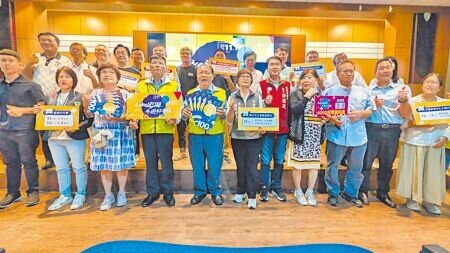 澎湖縣政府12日上午於海洋地質公園中心舉行「2025冬遊澎湖消費券」記者會,邀請全國遊客來澎湖享受超值好康優惠。(許逸民攝)