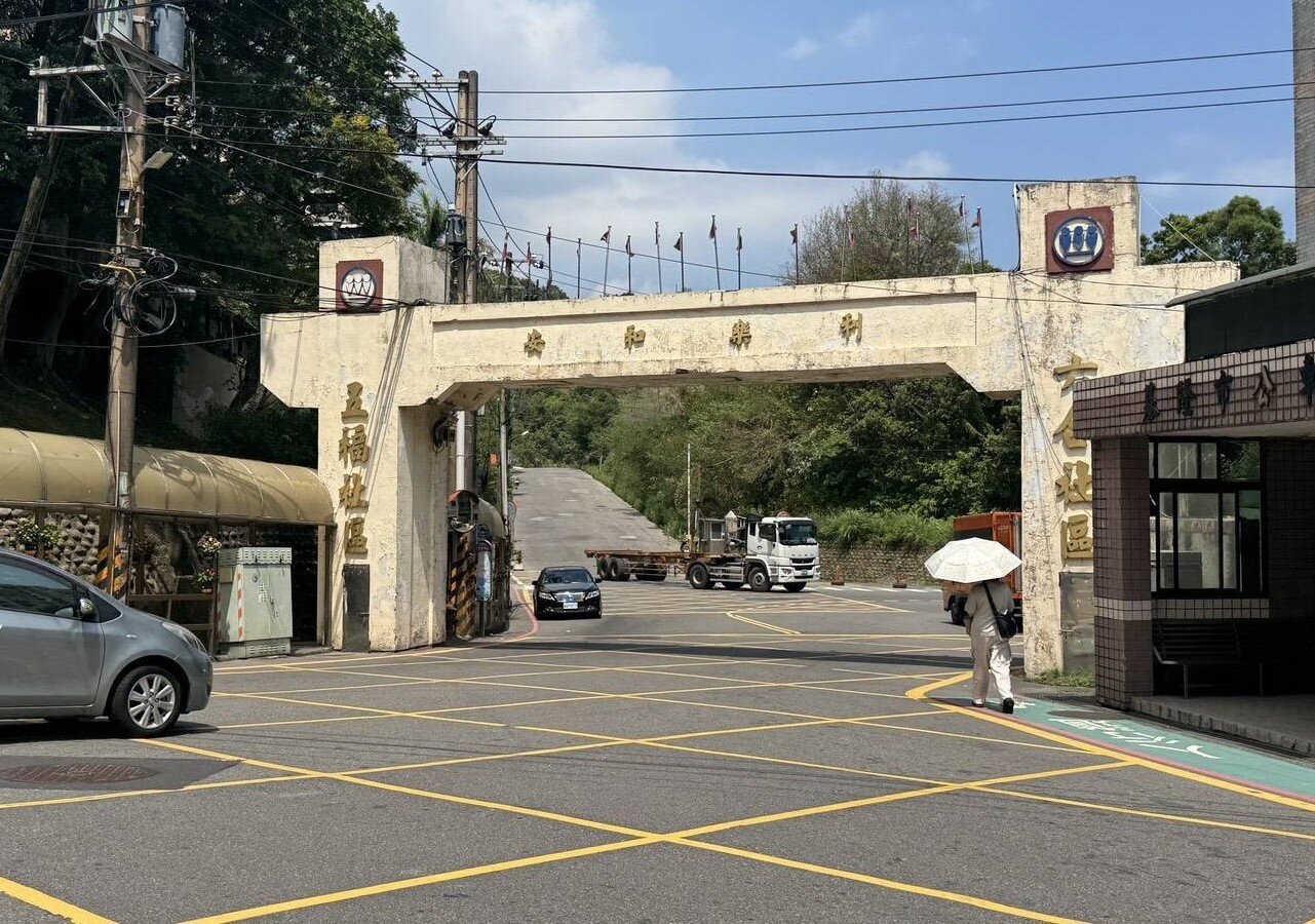 國家新城舊城門牌樓有50多年歷史，但因時代久遠，影響社區進出整體動線。記者游明煌／攝影 