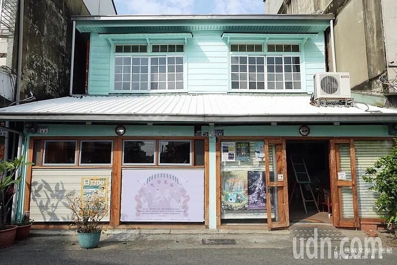 甫於4月獲文化部評選首屆百大文化基地之一的嘉義市「島呼冊店」,突然在臉書公告即將月底熄燈,引發地方文化界與讀者錯愕與不捨。記者魯永明/翻攝