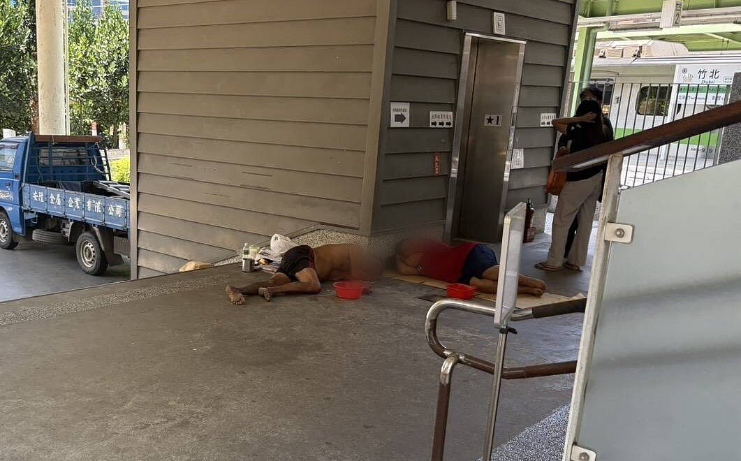 竹北火車站近期有遊民聚集,因裸露身體、騷擾女乘客引發討論,縣府與台鐵將清潔服務擴增至周一到周五,警察加強巡邏。圖/記者郭政芬翻攝
