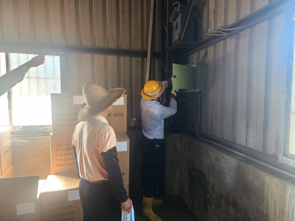 屋主下午與台電人員會勘,初步排除漏電或電表故障等問題。圖/台電彰化營業處提供