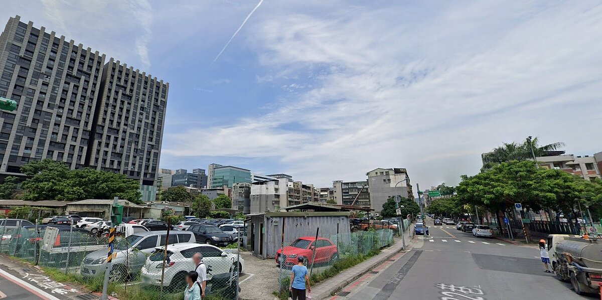 有意讓小孩進麗山學區就讀的購屋族要留意,該校學區範圍與學籍相關規定,即使有房屋權狀也需二年,小孩才能就讀。圖/Google Map