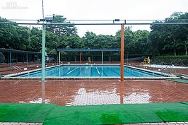 安康社區目前居住的雖為一般低收入民眾，不過周邊環境十分好，不僅有萬坪公園，甚至還有游泳池。周邊住宅奇貨可居。