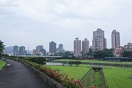 若想盡情的運動，靠近動物園的河邊公園可以騎自行車、打籃球、棒球，甚至還可以玩遙控汽車，至貓空登高覽勝。