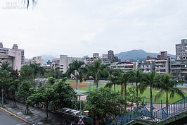 實踐國中小也在社區不遠處，再加上景美女中、政治大學、私立中山小學、私立再興中學等學校。安康社區處於文教區的正中心。