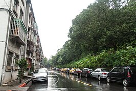 其實安康社區居民生活水準早就脫離當年被視為貧窮的象徵，有車階級比比皆是。