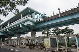 捷運文湖線雖離安康社區有一段距離，不過搭乘社區下的公車，可到景美搭乘新店線、萬芳醫院搭乘文湖線，行車時間不過15分鐘以內。