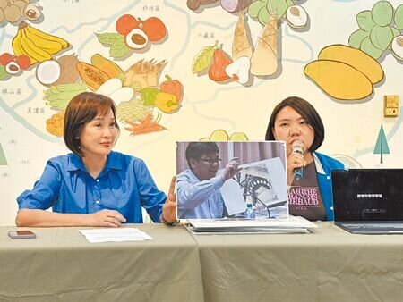 國民黨立委柯志恩(左)13日會同黨籍市議員舉辦記者會,現場播放一段議員邱于軒(右)與台電內部工程師對話的爆料錄音檔。(洪浩軒攝)