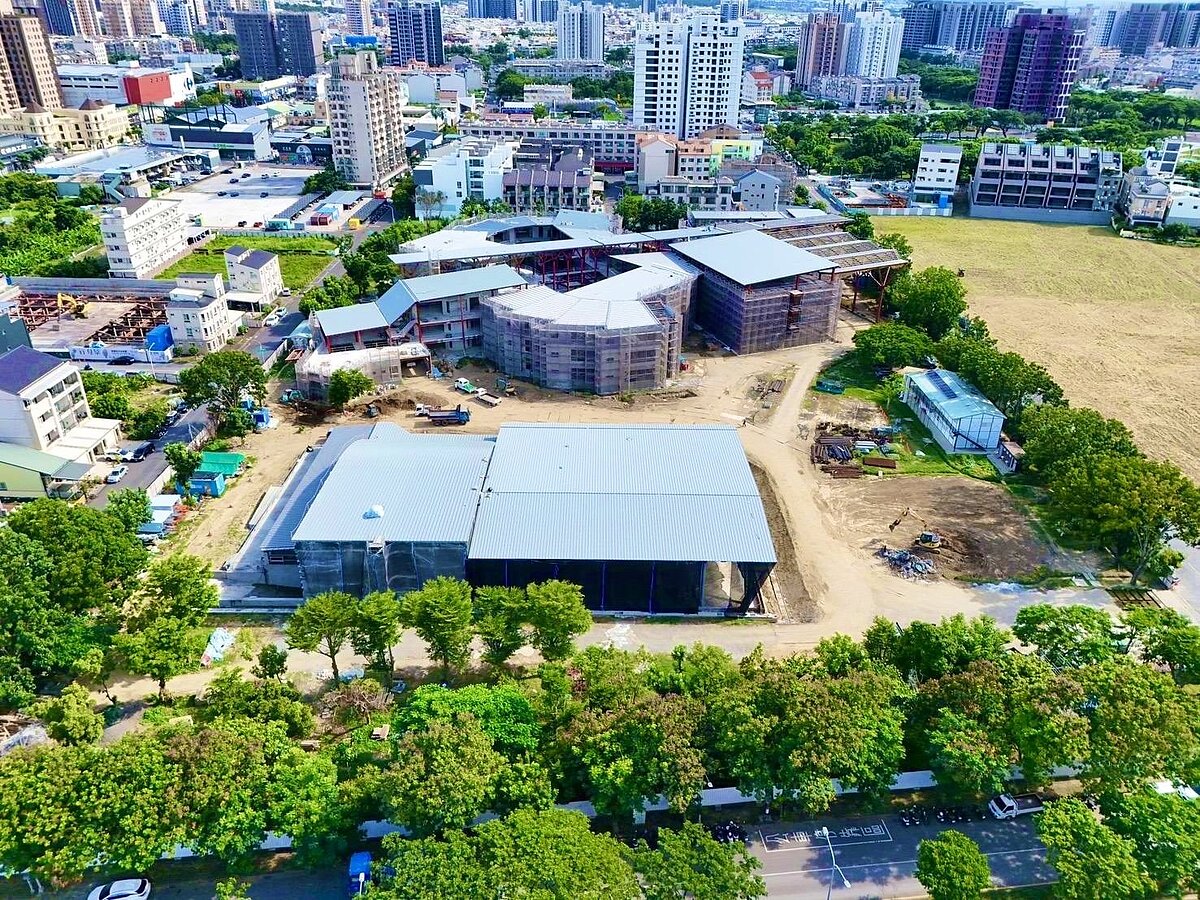 高雄楠梓區藍田段文小2用地籌建藍田國民小學校舍，工程預計2026年6月底完工。圖／教育局提供
