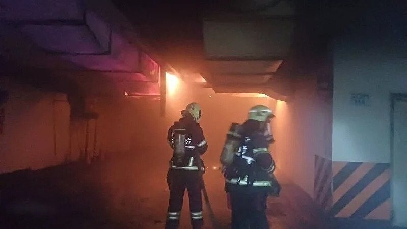 高市大寮區工業街某家知名上市電子公司地下室13日清晨4時56分許突然傳出火警，員工緊急被疏散，消防員射水滅火。圖／記者石秀華翻攝
