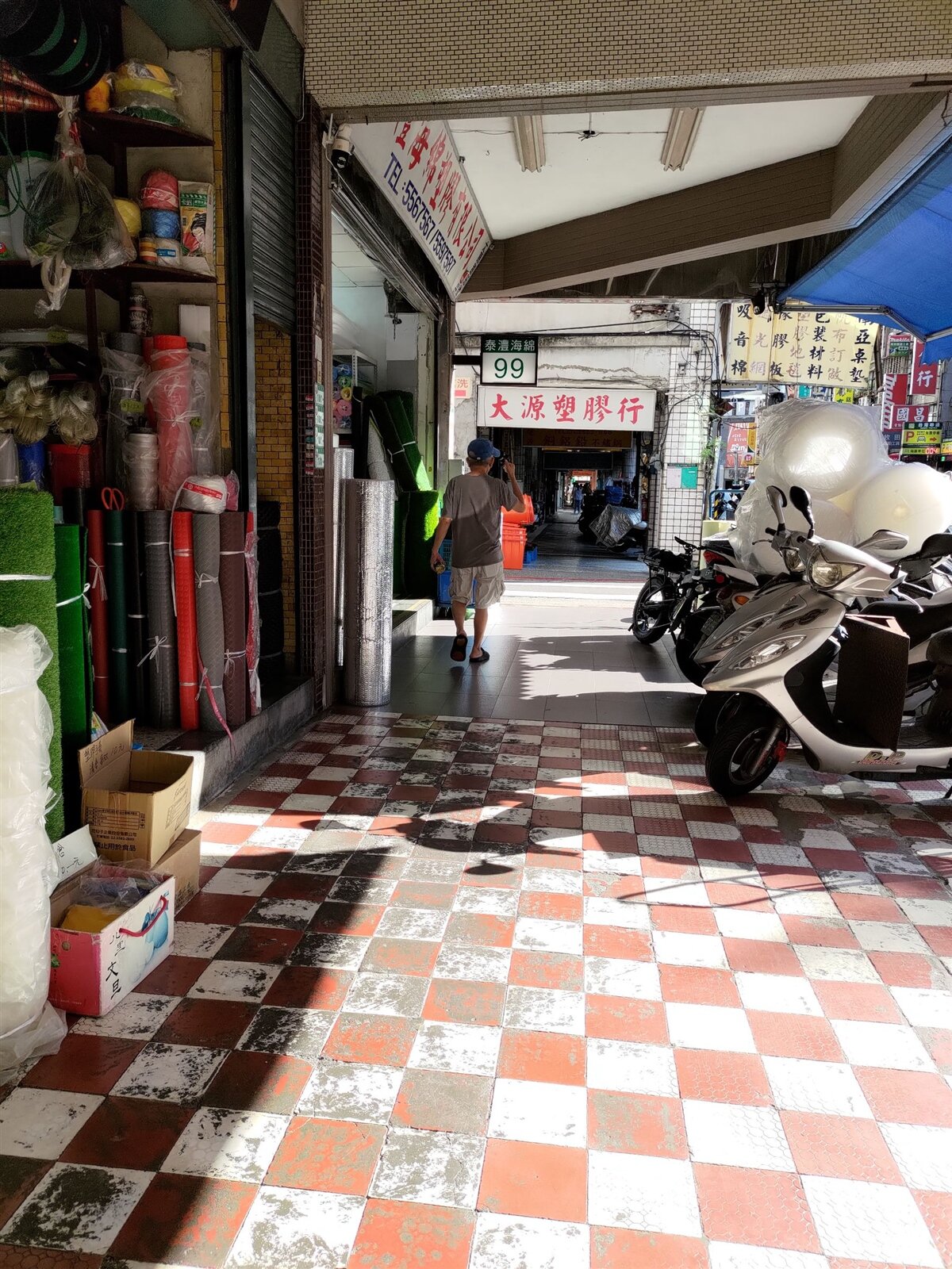 近期太原路店家遭一名「檢舉魔人」針對店家商品延伸至騎樓狂檢舉,曾一日檢舉十多次;不過周邊路段因無檢舉,商家商品依舊延伸至騎樓,引發店家抱怨。記者林麗玉/攝影