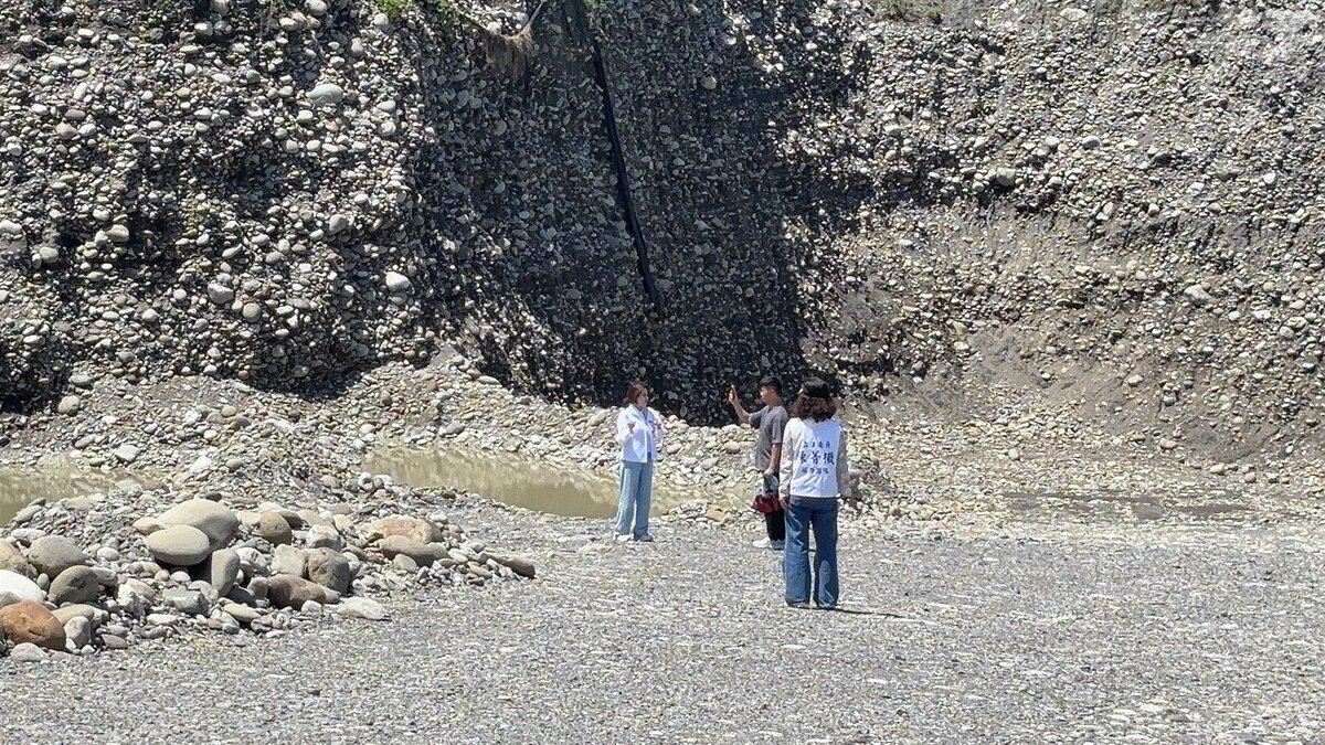 美濃農地「大峽谷」景觀驚人，地方居民抱怨，早已經是千瘡百孔。記者徐白櫻／翻攝
