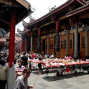 香火鼎盛的行天宮，周邊交通便且生活設施充足，雖然緊鄰第一殯儀館，但仍是許多購屋族與投資客爭相進駐的地區。